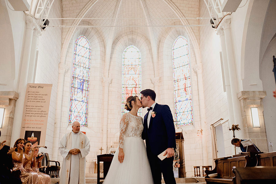 pocałunek pary młodej podczas ślubu we francuskim kościele