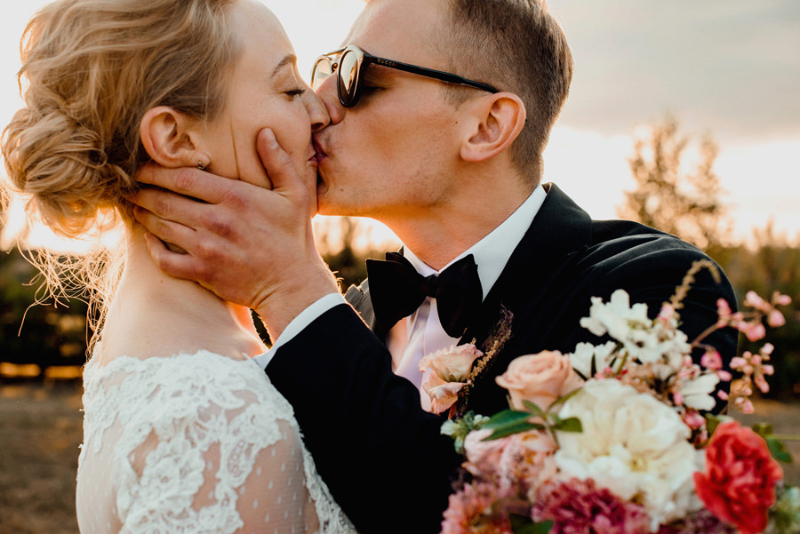 wesele w Miętowych Wzgórzach - pocałunek w trakcie sesji ślubnej